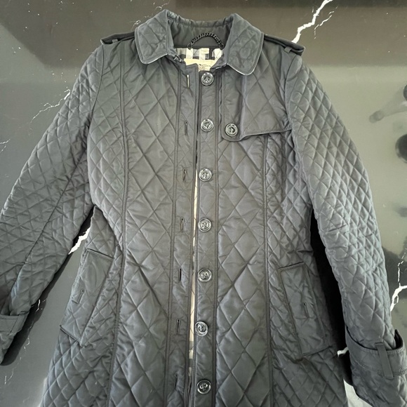 Classic Burberry quilted trench. Size 6 US. Loves but in fabulous shape. - Picture 2 of 7